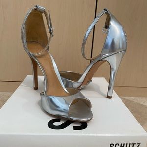 Brand new size 9 never worn Schutz Sassha Lee heels in silver